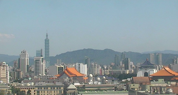 天氣晴朗且空氣品質良好時可清楚看到101大樓