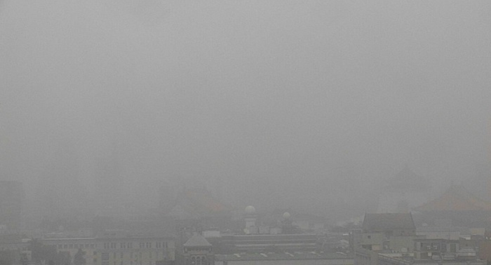 當雲層偏低、水氣較多，空氣中的霧影響能見度，無法辨識101大樓